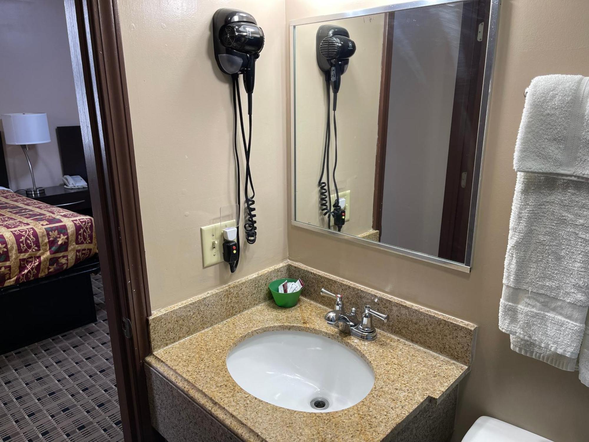 Economy Inn & Suites แอชตาบูลา ภายนอก รูปภาพ