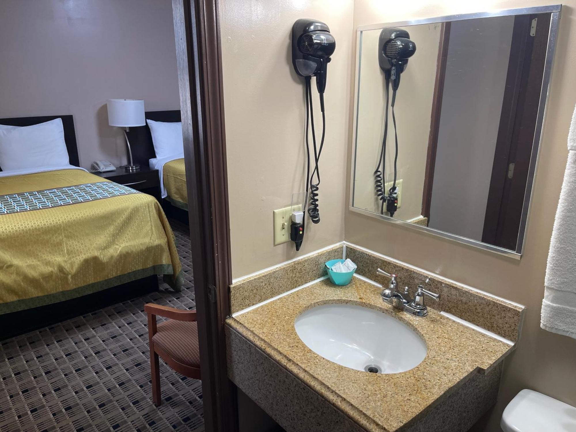 Economy Inn & Suites แอชตาบูลา ภายนอก รูปภาพ